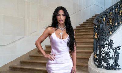 Kim Kardashian appears to be mortified after holding Victoria Beckham’s Paris fashion show - us.hola.com - Paris