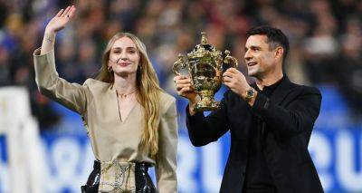 Sophie Turner Makes Surprise Appearace at Rugby World Cup Finals Alongside Dan Carter - www.justjared.com - France - New Zealand - South Africa
