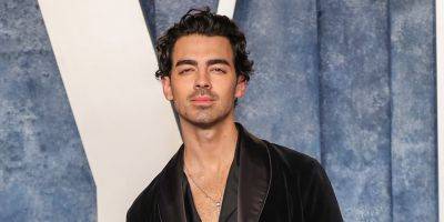 Joe Jonas Helps Jonas Brothers Bandmate Get Married Onstage During Concert - www.justjared.com - New York - city Anaheim