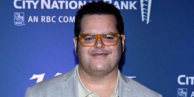 Josh Gad Has 'Medical Emergency,' Sits Out Broadway Show Performance - www.justjared.com