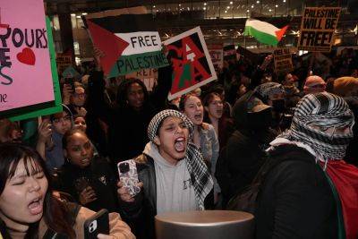 Pro-Palestinian Protesters Occupy New York Times Building Lobby As Thousands March Through Midtown Manhattan - deadline.com - New York - New York - Manhattan - Palestine