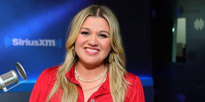 Kelly Clarkson Debuts Dramatic Hair Transformation, Mixes Up Her Look - www.justjared.com - USA
