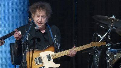Bob Dylan Defends Jann Wenner, Says He Got ‘Booted’ From Rock and Roll Hall of Fame and ‘We’re Trying to Get Him Back In’ - variety.com - New York - New York - Beyond