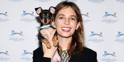 Maya Hawke Poses With Puppies at North Shore Animal League America's 2023 Celebration Of Rescue - www.justjared.com - New York