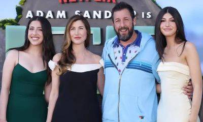 Adam Sandler shows off his relaxed style on the red carpet with Jackie, Sadie and Sunny - us.hola.com - California - city Sandler