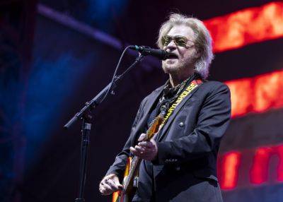 Daryl Hall Plays Concert Full of Hall & Oates Classics in the Midst of Legal Battle and Restraining Order - variety.com - Japan - county Garden