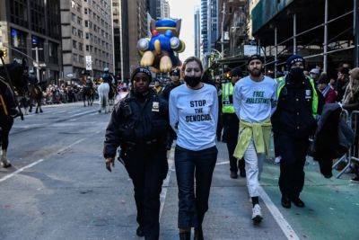 Pro-Palestinian Protesters Temporarily Halt Macy’s Thanksgiving Day Parade - deadline.com - New York - USA - New York - Mexico - state Massachusets - Qatar - city Madison - Israel - Palestine