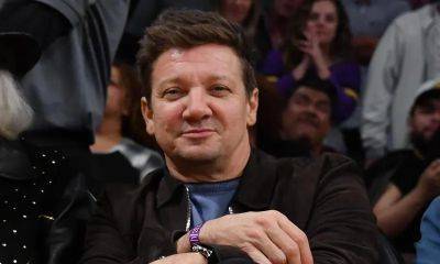 Jeremy Renner is all smiles at the Lakers game after near-fatal accident - us.hola.com - Los Angeles - Los Angeles - state Nevada