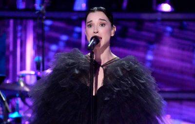 Watch St. Vincent sing ‘Running Up That Hill’ at Kate Bush’s Hall of Fame induction - www.nme.com - New York - USA