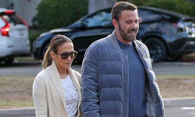 Jennifer Lopez and Ben Affleck share passionate kiss during morning walk in Los Angeles - us.hola.com - Los Angeles - Los Angeles