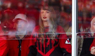 Taylor Swift's Chiefs Sweatshirt at December 10 Game Is Sadly Not Available, But Other Vintage Options Are! - www.justjared.com - Taylor - state Missouri