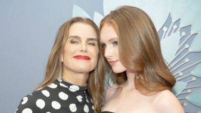 Brooke Shields Lent Her Daughter Grier a Red-Carpet Dress, Because the ’00s Really Are So Back - www.glamour.com - New York - Beverly Hills