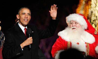 President Obama surprised a pre-k class by wearing a Santa Claus hat and holding a sack full of presents - us.hola.com - USA - Chicago - city Santa Claus - Santa - Uruguay