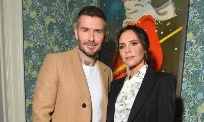 Victoria Beckham treats fans with photo of David Beckham fixing the TV in his underwear - us.hola.com - city Sanchez