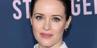 Claire Foy's 'I Don't Do Blue' Autograph Video Goes Viral, Fans Seemingly Explain Why She Won't Sign Photos with Blue Ink - www.justjared.com