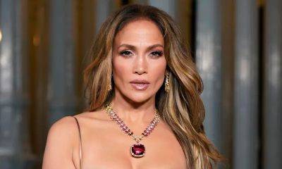 See the red dress Jennifer Lopez may have worn to her and Ben Affleck’s holiday party - us.hola.com - Jordan - county Lewis