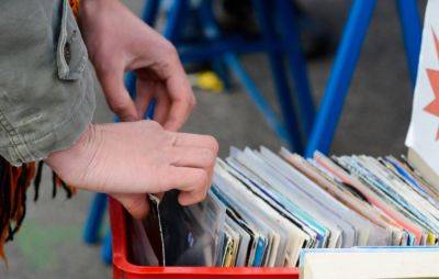 UK vinyl sales reach highest level since 1990 - www.nme.com - Britain