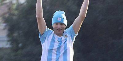 Ashton Kutcher Shows Off His Soccer Skills In Custom Jersey During Practice - www.justjared.com - Jersey - county Sherman
