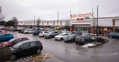 Man snatches elderly woman's bag in Sainsbury's and TK Maxx car park - www.manchestereveningnews.co.uk - Manchester - county Oldham
