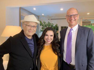One Day With Norman Lear: ‘One Day At A Time’ EPs Gloria Calderón Kellett & Mike Royce Remember “Remarkably Devoid Of Ego” Legend Who “Never Stopped Learning” - deadline.com