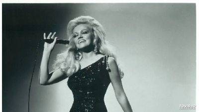 Lola Dee Dies: Singer Of ’50s Hit ‘Pretty Eyed Baby’ Was 95 - deadline.com - city Santa Claus - Illinois - city Columbia