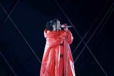 Rihanna Soars In Super Bowl Halftime Show With Pure Solo Spectacle; ‘Umbrella’ Singer Reveals Baby Bump Before TV Largest Crowd – Review - deadline.com - Arizona - city Glendale, state Arizona
