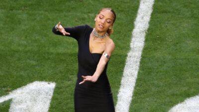 Rihanna's Super Bowl Halftime Sign Language Interpreter Justina Miles Goes Viral With Historic Performance - www.etonline.com - USA - county Bowie