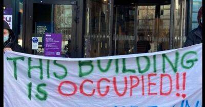 University protesters occupy new building and set out demands as bosses set 4pm deadline - www.manchestereveningnews.co.uk - Manchester