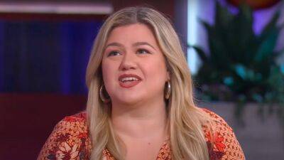 Kelly Clarkson Remembers Gal Gadot Making Her Feel ‘Inferior’ for the First Time: ‘Were We Supposed to Come Out Like That?’ (Video) - thewrap.com