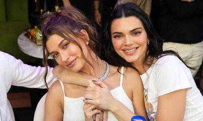 Kendall Jenner proves her hands are not photoshopped with the help of Hailey Bieber - us.hola.com