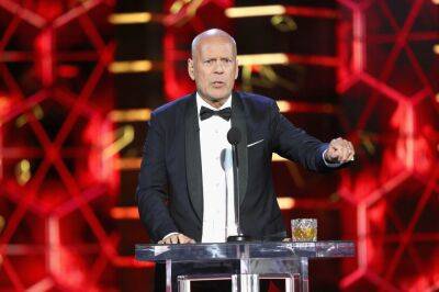 Bruce Willis Jokes ‘I’ve Been Attacked By Terrorists, Asteroids, Film Critics’ And More In Hilarious Resurfaced Clip: ‘Nothing Can Keep Me Down’ - etcanada.com