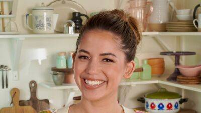 Molly Yeh Signs Exclusive Deal With Food Network - deadline.com - China - Minnesota - state North Dakota