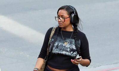 Sasha Obama’s early morning look: oversized glasses and Ugg boots - us.hola.com - Los Angeles - Los Angeles - California - Michigan