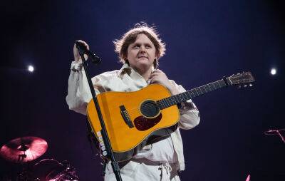 Lewis Capaldi audience take over ‘Someone You Loved’ rendition after he experiences Tourette’s tics - www.nme.com - Britain - Germany