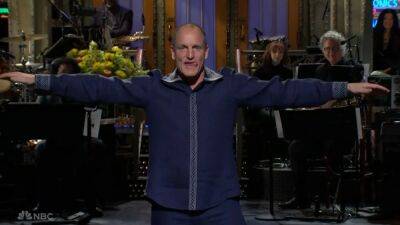 Woody Harrelson’s Chaotic ‘SNL’ Monologue Ends With No Five-Timers Club Jacket - deadline.com