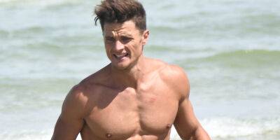 'Married at First Sight' Star Shannon Adams Hits the Beach Shirtless in Melbourne - www.justjared.com - Australia - city Melbourne - county Shannon