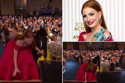 Jessica Chastain falls on stage at the 2023 SAG Awards: ‘She did the JLaw fall’ - nypost.com
