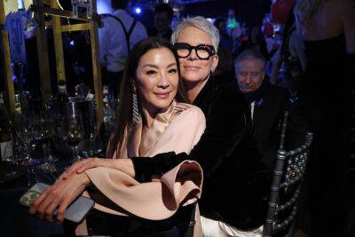 Jamie Lee Curtis Kisses Michelle Yeoh On The Lips After 2023 SAG Awards Win - etcanada.com