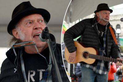 Neil Young surprises fans with first in-person performance in years - nypost.com - Canada - county Young