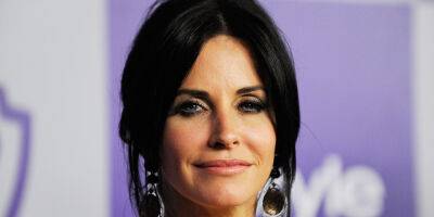 Courteney Cox Addresses Prince Harry Partying at Her House, Neve Campbell's Absence From 'Scream 6,' 'Friends' Co-Star Relationships & More in 'Variety' Interview - www.justjared.com