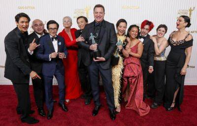 ‘Everything Everywhere All At Once’ Cast Grab Brendan Fraser For Photos At SAG Awards After Seeing Him Looking ‘Overwhelmed’ - etcanada.com