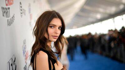 Emily Ratajkowski Debuts a ‘Pulp Fiction’ Bob at Marc Jacobs—See Pics - www.glamour.com - county Wallace