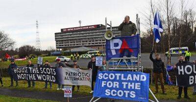 Far right hate group Patriotic Alternative clash with campaigners in protest outside Scots 'asylum seeker hotel' - www.dailyrecord.co.uk - Scotland - Beyond