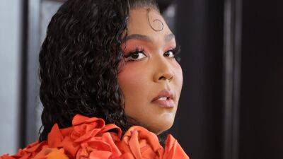 Lizzo's 3D Flower Manicure for the Grammys 2023 Is Unbelievably Intricate—See Photos - www.glamour.com - Poland