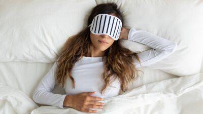 How to Sleep Better: Experts Share Their Tips - www.glamour.com - New York