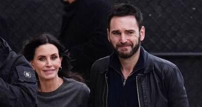 Courteney Cox & Longtime Love Johnny McDaid Hold Hands While Arriving at 'Jimmy Kimmel Live!' Taping - www.justjared.com - Centre