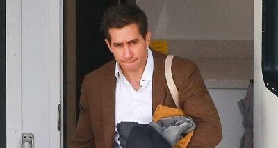Jake Gyllenhaal Heads Out After Wrapping Production on 'Presumed Innocent' for the Day - www.justjared.com - Los Angeles - Chicago