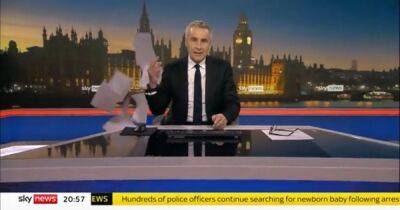 Sky News presenter given round of applause as he throws script into air during final show - www.dailyrecord.co.uk - Britain