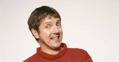 Art Attack's Neil Buchanan unrecognisable as he swaps paints for guitar in transformation - www.ok.co.uk - Britain
