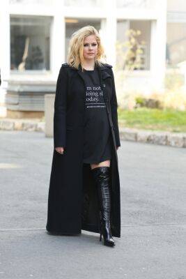Avril Lavigne Dons A Statement Look Covered In Strong-Worded Quotes After Mod Sun Split - etcanada.com - France - Paris - Malibu